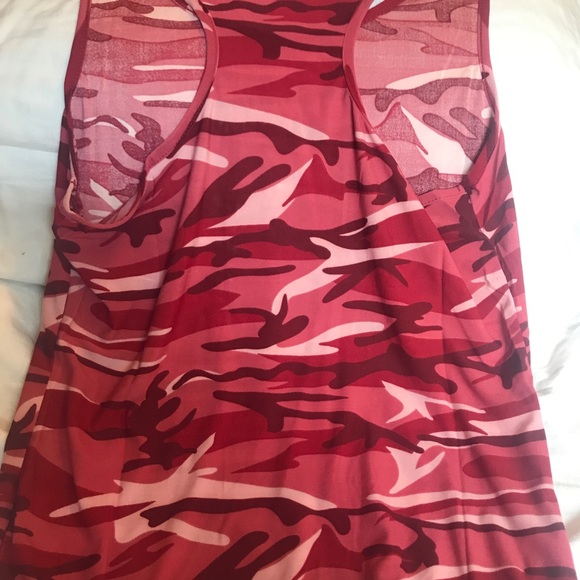 🚨 last one🚨NWT Women’s Red Camo Tank Top - Picture 4 of 4